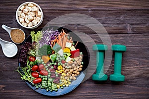 Salutare pasto un stile di vita. esercizio dispositivi nutrizione insalata 